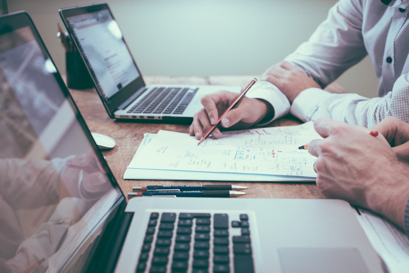 Practitioner designing service tiers and scope boundaries in a packaging lab